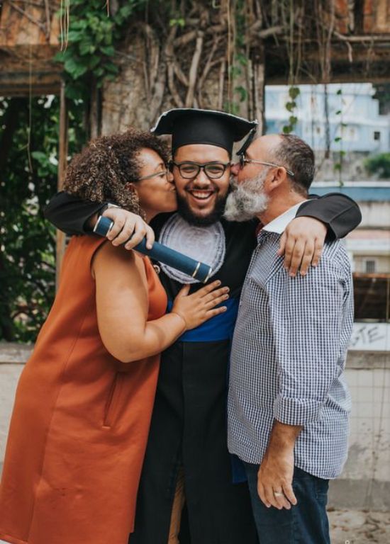 Lovely kiss from the parents